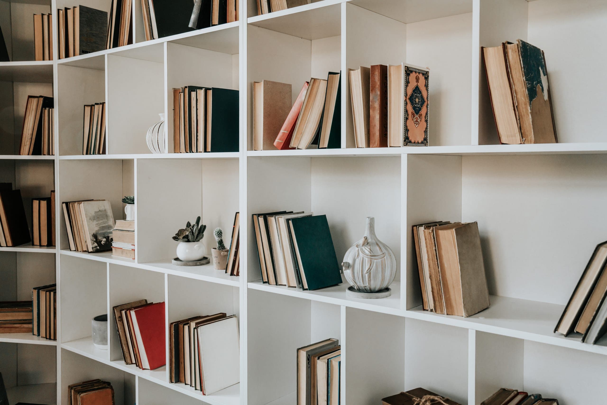 Aménagement : 4 idées originales pour une bibliothèque unique et chaleureuse.