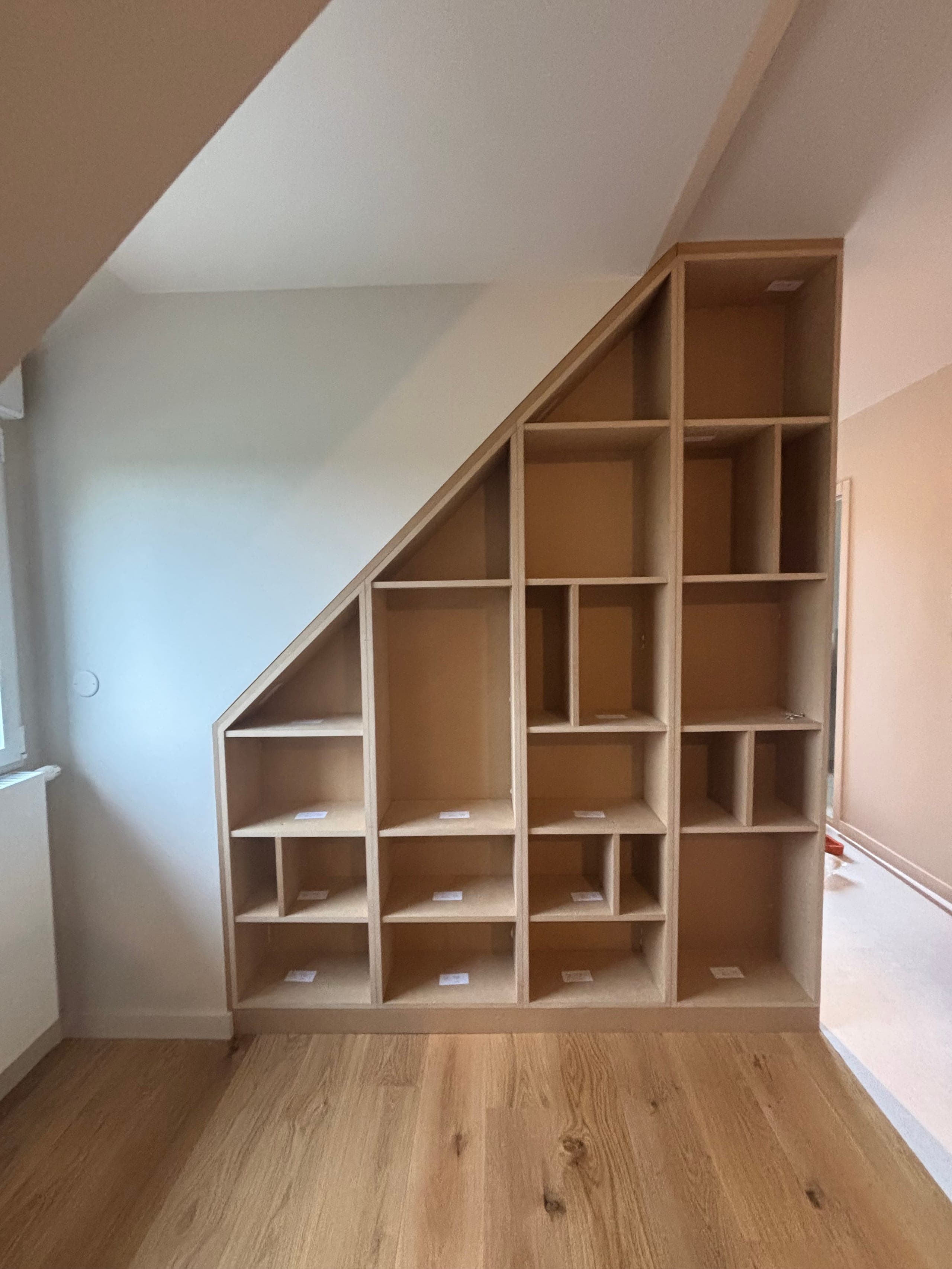 AGENCEMENT BIBLIOTHEQUE SOUS-PENTE